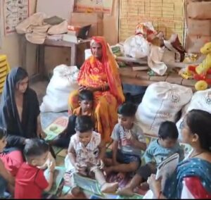 सिसेंडी आंगनबाड़ी में लापरवाही का मामला, गर्मी में बच्चों की सेहत से खिलवाड़