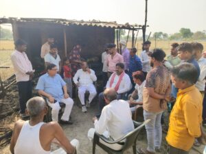 भावा खेड़ा में आग से घर जला, जनप्रतिनिधियों ने पहुंचकर दिया सहायता का भरोसा