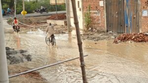 सिसेंडी में 20 लाख की सीसी सड़क 15 दिन में ही उखड़ी, निर्माण गुणवत्ता पर उठे गंभीर सवाल