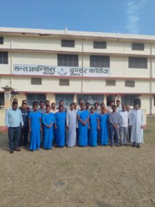 श्रमिक दिवस पर सेंट फ्रांसिस इंटर कॉलेज में कर्मचारियों का सम्मान, छात्रों ने दी सांस्कृतिक प्रस्तुतियां