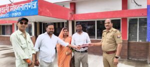 ईमानदारी की मिसाल बने समाजसेवी, महिला का खोया पर्स लौटाकर दिया मानवता का संदेश