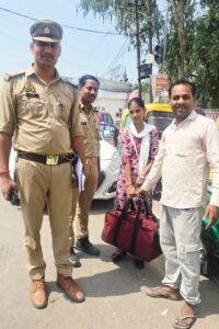ऑटो चालक की ईमानदारी और पुलिस की तत्परता से बुजुर्ग महिला को मिला खोया बैग