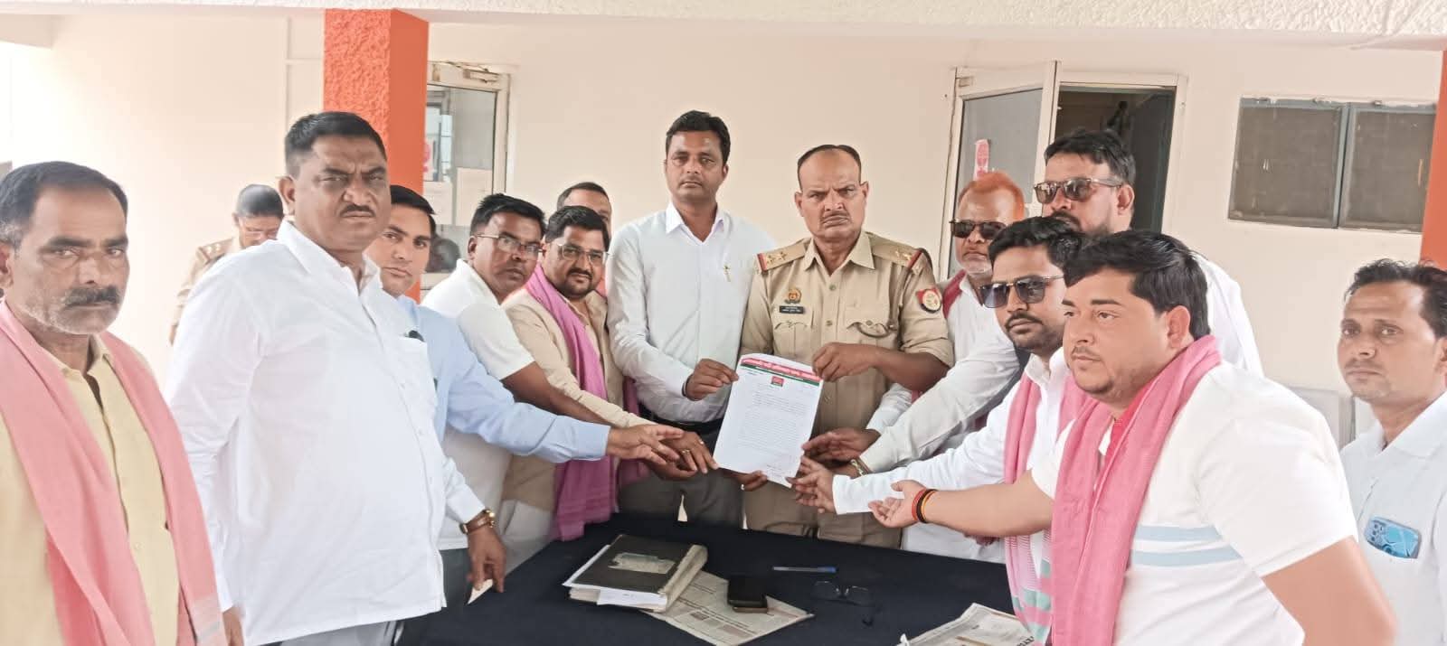 अखिलेश यादव पर आपत्तिजनक पोस्ट के विरोध में सपा कार्यकर्ताओं का प्रदर्शन, पीजीआई थाने में दी तहरीर