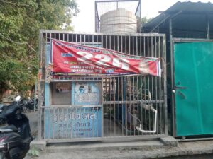 भीषण गर्मी में प्यासे लोग, करोरा का आरओ सिस्टम बंद तहसील और ब्लॉक की भी हालत खराब