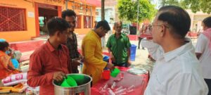 बड़े मंगल पर श्रद्धालुओं की सेवा में जुटे युवा, बाला जी मंदिर में हुआ शरबत वितरण