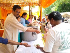 रूद्रा ट्विन टावर के बाहर विशाल भंडारे में उमड़ी श्रद्धालुओं की भीड़ 