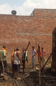 छप्परनुमा मकान में लगी आग, दो भैंस और बछड़े की मौत, टला बड़ा हादसा