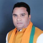 मोहनलालगंज: BJP नेता हंसराज रावत से मारपीट का आरोप, कोतवाली में हंगामे का वीडियो वायरल