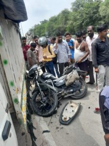 हरिकांशगढ़ी के पास तेज रफ्तार कार ने बाइक को मारी टक्कर, दो युवक घायल 