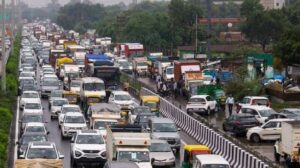 निगोहां के दखिना टोल प्लाजा पर लंबा जाम, सैकड़ों वाहन फंसे