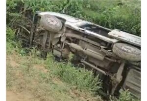 कच्चे रास्ते पर फिसली स्कूल वैन, पलटने से मची अफरा-तफरी