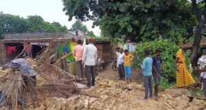 बारिश में भरभराकर ढहा जर्जर कच्चा मकान, बाल-बाल बचा मजदूर का परिवार