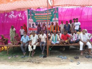 सड़क निर्माण की मांग पर किसानों का आंदोलन जारी, दूसरे दिन भी धरने पर डटे रहे ग्रामीण