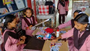 रक्षाबंधन की धूम: छात्राओं ने घर की सामग्री से बनाईं आकर्षक राखियां