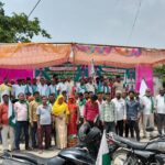 लगातार जारी किसानों का धरना, दी वन विभाग कार्यालय घेरने की चेतावनी