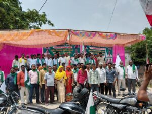 लगातार जारी किसानों का धरना, दी वन विभाग कार्यालय घेरने की चेतावनी