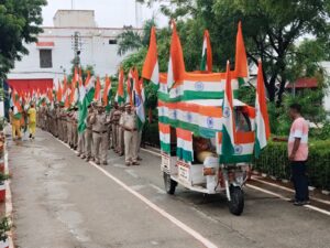 लखनऊ जिला कारागार में गूंजी देशभक्ति की गूंज, बंदियों ने पुष्पवर्षा कर किया स्वागत