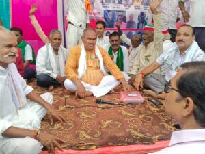 पीडब्ल्यूडी-वन विभाग के बीच फंसी सड़क, किसानों का बढ़ा आक्रोश