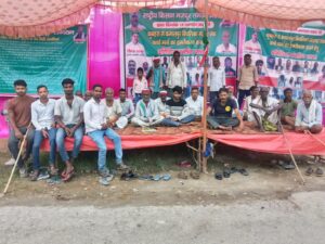 अधूरी सड़क के लिए 15वें दिन भी किसानों का धरना जारी