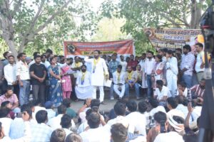 ईको गार्डन में पंचायत सहायकों के धरने को आप ने दिया समर्थन, मानदेय बढ़ाने की मांग