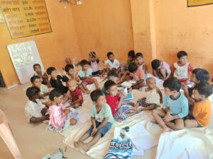 आंगनबाड़ी केंद्र में जमीन पर बैठने को मजबूर नौनिहाल, सुविधाओं की कमी पर उठे सवाल