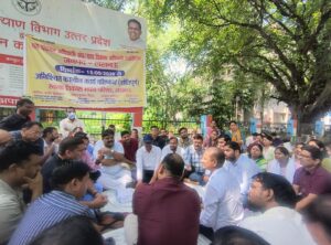 विकास भवन में तीसरे दिन भी धरना, निलंबन के खिलाफ सचिवों का हल्लाबोल 