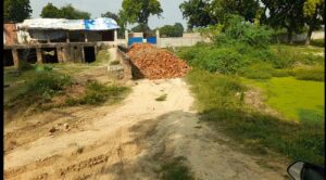 सैदापुर: सरकारी जमीन पर रास्ता बनाने की कोशिश, ईंट-गिट्टी डालने का आरोप