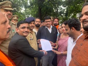 कई मामलों में कार्रवाई की मांग को लेकर विहिप-बजरंग दल ने पुलिस कमिश्नर को सौंपा ज्ञापन