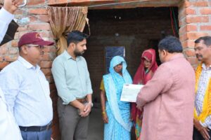 विसर्जन हादसे में जान गंवाने वाले तीन युवकों के परिवारों को विधायक से मिली आर्थिक मदद