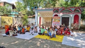 सड़क निर्माण की मांग पर कुशमौरा में आंदोलन तेज, धरने में शामिल हुए स्कूली बच्चे