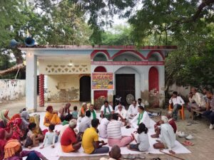 ग्रामीणों के समर्थन में आए किसान नेता, सड़क निर्माण की मांग पर धरना तेज
