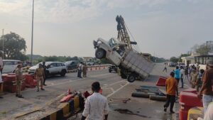 निगोहां में भीषण सड़क हादसा: ऑक्सीजन सिलेंडरों से भरी पिकअप डिवाइडर से टकराई, दो की मौत