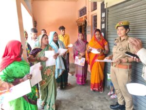 गांव में पहुंची पुलिस टीम, महिलाओं को महिला सुरक्षा और साइबर ठगी से बचाव की दी जानकारी