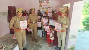 नवरात्र के शुभारंभ पर नगराम पुलिस का जागरूकता अभियान, महिलाओं को बताए सुरक्षा के उपाय